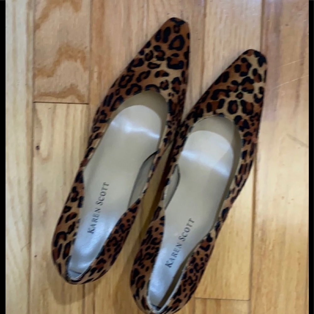 Like new Karen Scott animal print pumps